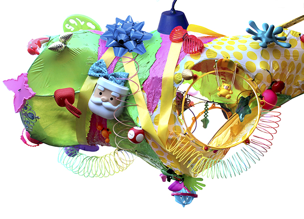 PIÑATA. 2019. ¿Qué regalamos Objeto colgante. Ensamblaje de manteles de cotillón, partes de juguetes y cinta ribbonet. 1,20 m x 50 cm aprox.
